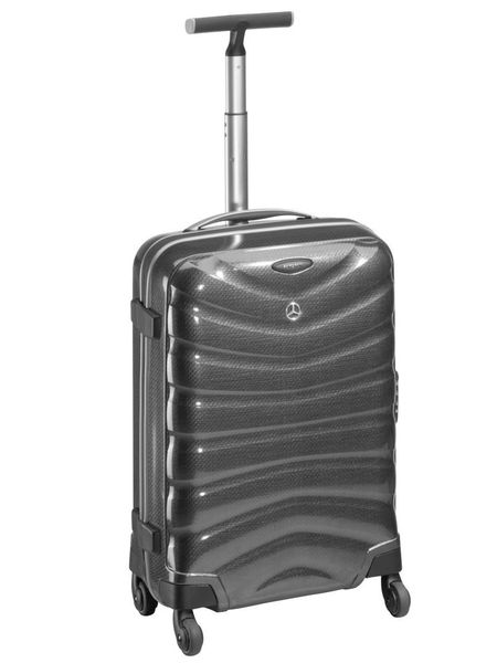 Koffer Firelite Spinner 69 aus Curv® in der Farbe Charcoal (Anthrazit) mit elastischen Kreuzspanngurten in der unteren Schale und mit Futterstoff bezogenem Raumteiler in der oberen Schale.  Leicht und leise laufende Rollen, dreiteiliges TSA-Schloss, Maße: ca. 47 x 69 x 29 cm, Gewicht 2,65 kg, von Samsonite für Mercedes-Benz. Artikelnummer: B66951617. (Bild: Daimler)