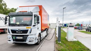 Daimler, Volvo und Traton planen, zusammen 1.700 Hochleistungs-Ladepunkte an Autobahnen und Knotenpunkten zu errichten und zu betreiben. (Bild: MAN Truck & Bus)