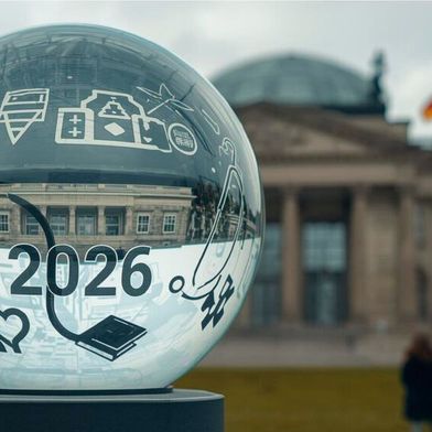 Ein Blick in die Zukunft: Welche Erwartungen haben Branchenexperten und -expertinnen an das Healthcare-Jahr 2026 und an die Politik? (Bild: Canva / KI-generiert)