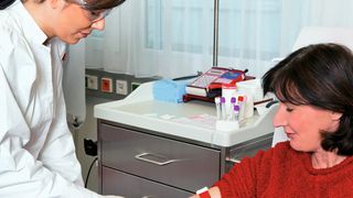 Abb. 1: Durch Nadeln sind die Mitarbeiter bei der Blutabnahme Gefahren ausgesetzt. (Bild: © Gina Sanders - Fotolia.com)