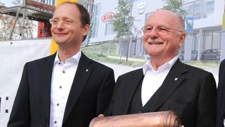 Sind mit ihrer Autohausgruppe auf Expansionskurs: Jan von der Weppen (li.) und Klaus von der Weppen. (Baeuchle / »kfz-betrieb«)