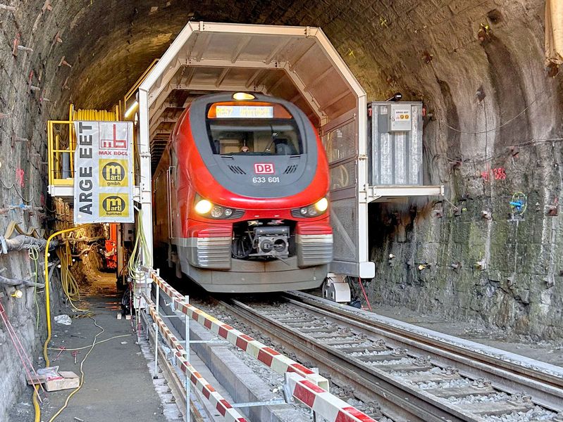 Tunnel-in-Tunnel-Konzept: Das Vortriebsportal schützt die Züge, während sie durch die Baustelle im Elleringhauser Tunnel fahren.  (Bild: ARGE EET)