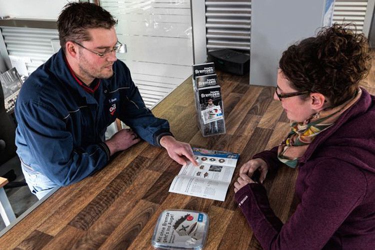 Mithilfe der Materialien kann die Werkstatt die Vorteile des Bremsen-Checks erläutern. (Foto: Hella Pagid)