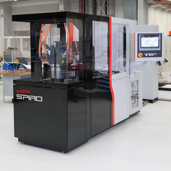 Die Automation für Feinschleifmaschinen wie die Sprio F7 ist aus einem Baukasten frei wählbar. (Fischenich GmbH)