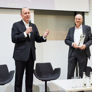 Frank Stührenberg, CEO Phoenix Contact, erhält WEEF-Award auf der electronica 2022 – rechts Dr. Reinhard Pfeiffer, CEO der Messe München(Bild:  Messe München GmbH)