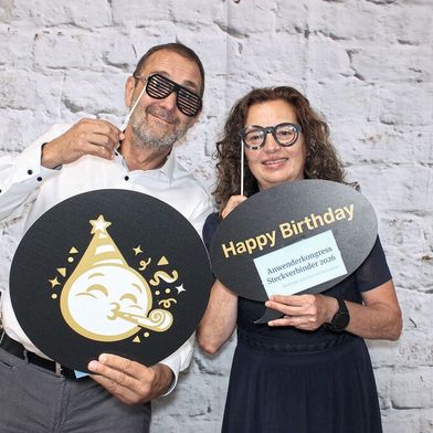 Anwenderkongress Steckverbinder: 20 Jahre Jubiläum 2026. Durchs Programm führten Bernd Meidel und Kristin Rinortner. (Bild: Fotobox)