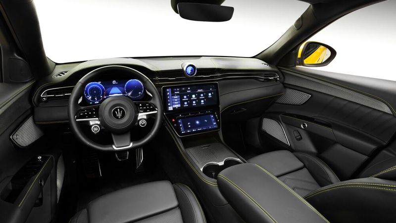 Schalter und Knöpfe sind im Cockpit Mangelware. Stattdessen setzen die Italiener auf große Displays und Touchscreens. (Bild: Maserati)