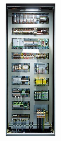 Bild 1: Der gesamte Schaltschrank wird durch die LED-Leuchte optimal ausgeleuchtet, auch bis in den untersten Bereich. ( Phoenix Contact)