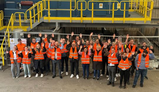 Projektteam des Verbunds K3I-Cycling vor DangerSort, installiert in LVP-Sortieranlage von Lobbe in Iserlohn(Bild:  Lobbe GmbH & Co. KG)