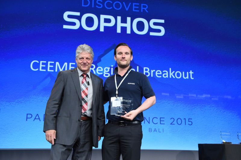 Patrick Bardel von der BP Networks GmbH erhielt die Auszeichnung als „Cloud Partner of the Year“ in Österreich von Karl Heinz Warum.  (Bild: Sophos)