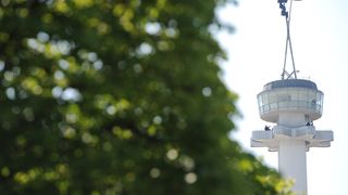 Logistik unterm Messeturm: Auch in Zukunft wird Kühne+Nagel die Messelogistik der Deutschen Messe verantworten.  (Bild: Deutsche Messe)