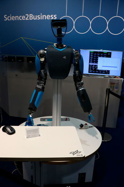 Das DLR zeigt den humanoide Roboter „David“, der alle Gelenke seiner Finger einzeln ansteuern kann und so über eine außerordentlich hohe Fingerfertigkeit verfügt. (K.Juschkat/konstruktionspraxis/elektrotechnik)