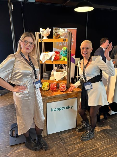 Süsses für die zwei Hübschen: Stella Lukic und Kora Maier (l., enVoice). (Bild: Vogel IT-Medien )