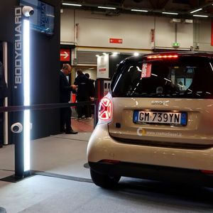 Am Messestand von Cemb war ein Karosseriescanner zu sehen, der speziell für die Fahrzeugannahme entwickelt wurde und ungerechtfertigte Forderungen von Kunden im Stil von „diese Delle ist neu“ entlarvt. Er zeichnet Videos der durchfahrenden Fahrzeuge auf, die später als Gegenbeweis dienen können.(Bild:  Diehl – VCG)