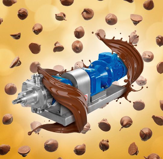 Eine Hygienepumpe muss eine absolut keimfreie Prozessführung garantieren. Die Vitalobe kann noch viel mehr: Sie ist flexibel, robust, betriebssicher und lässt sich besonders leicht und rückstandslos reinigen. Alles Eigenschaften, die auch in der Schokoladenproduktion gefragt sind.(Bild:  KSB; © Africa Studio, ©pichetw, ©Anusorn - stock.adobe.com; [M]-Grimm)