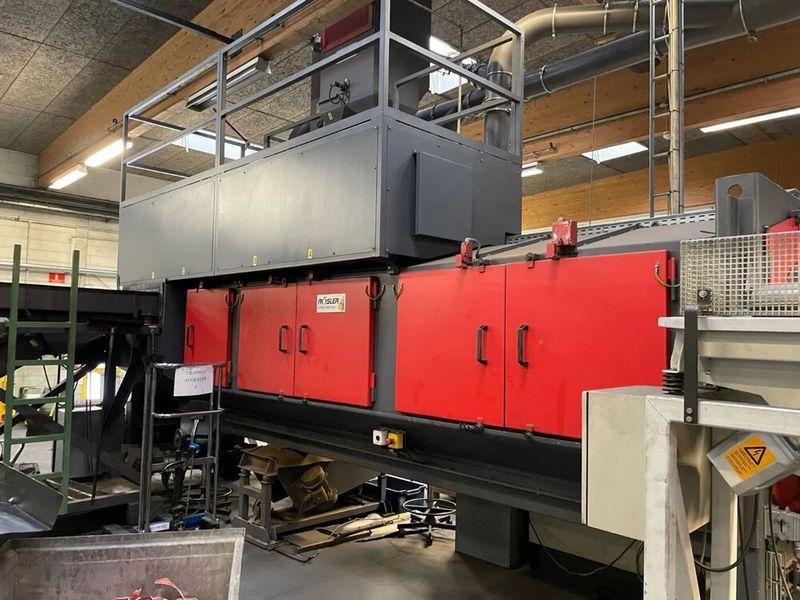 Auch relativ günstig zu haben ist diese Muldenband-Strahlanlage Rösler RMBD 400/4. (Bild: Surplex)