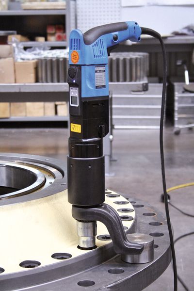 Bild 1 Zum Verschrauben eines Kettenbagger-Getriebes setzt Zollern Drehmomentschrauber ein, die nach erbrachter Leistung abschalten. (Bild: Lösomat)