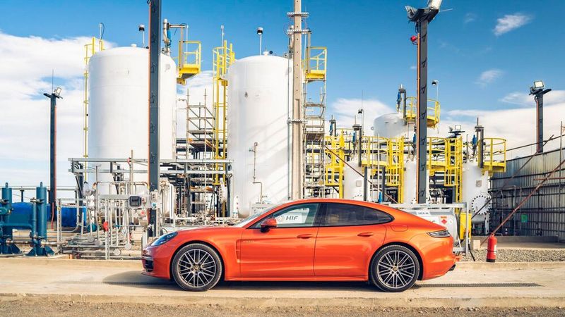 Das Fahrzeug fährt mit E-Fuels. (Bild: Porsche)