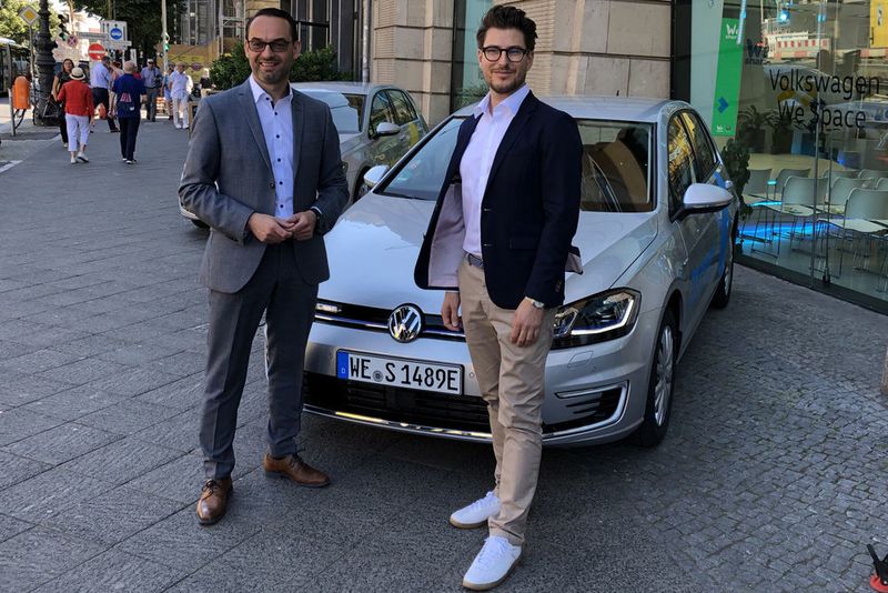 Das neue Angebot präsentierten VW-Digitalvorstand Christian Senger (li.) und Weshare-CEO Philipp Reth. (Seyerlein/»kfz-betrieb«)