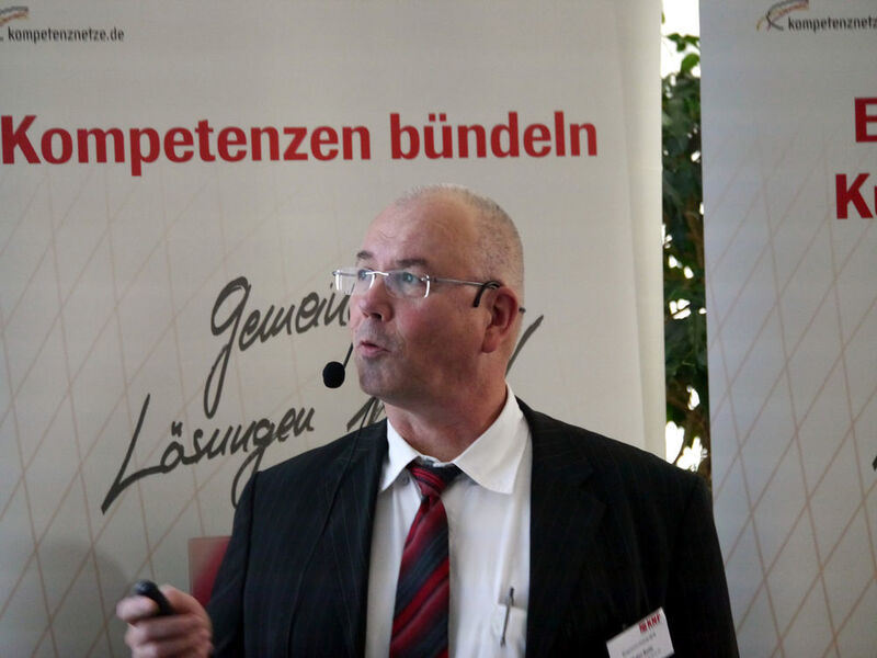 Stefan Beetz von der Brose Fahrzeugteile GmbH in Würzburg machte gedruckte Funktionsbauteile aus dem Automobilbereich zum Thema seines Vortrags. (Bild: KNF)