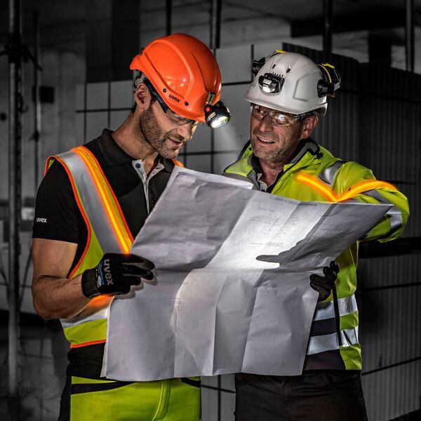 Mit der aktiv leuchtenden Arbeitskleidung soll mehr Sichtbarkeit und damit Sicherheit im Arbeitsalltag, beispielsweise auf Baustellen oder im Straßenverkehr, geschaffen werden. (Osram)