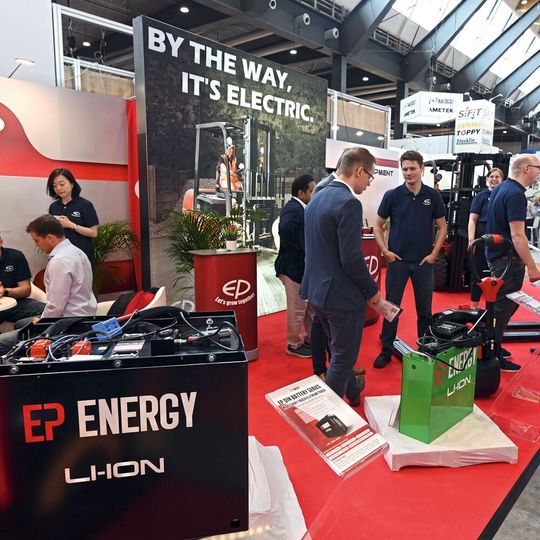 Die Logimat 2023, Internationale Fachmesse für Intralogisitk-Lösungen, wird vom 25. bis 27. April 2023 in Stuttgart einen Überblick über die jüngsten Entwicklungen für effiziente, zukunftsfähige Warehousing-Prozesse zeigen. Die Logimat 2023, Internationale Fachmesse für Intralogisitk-Lösungen, wird vom 25. bis 27. April 2023 in Stuttgart einen Überblick über die jüngsten Entwicklungen für effiziente, zukunftsfähige Warehousing-Prozesse zeigen.