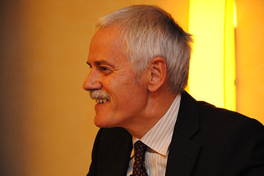 Willi Diez, Leiter des Instituts für Automobilwirtschaft: „Entscheidend ist nicht, wie hoch die Kundenzufriedenheit ist, sondern wie sie erreicht wird.“ Nach seiner Ansicht steigern überdurchschnittlich profitable Betriebe ihre Rendite mit hoher Servicequalität. Weniger profitable setzen auf höhere Rabatte. (Baeuchle)