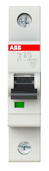 In den 1960er Jahren wurden die runden Sicherungen zum Schrauben durch neue, rechteckige Geräte ersetzt, die auf der genormten Hutschiene einrasten. Die neue Generation der Sicherungsautomaten B16 ist sehr kompakt. (Bild: ABB)