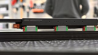 Mit der neuen LMSSA-Baureihe bietet Hiwin eine neue Variante direkt angetriebener Linearmotorachsen an. (Hiwin)