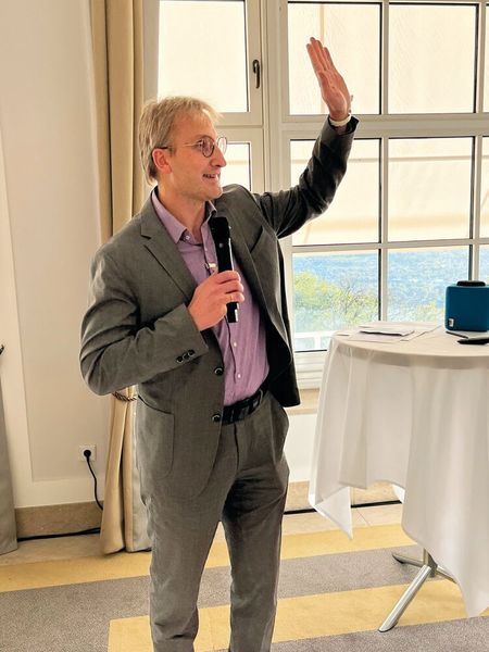 Dr. Wolfgang Beinhauer, Leiter Digital Strategies & Organisational Design am Fraunhofer IAO, lieferte in seiner Keynote ein breites Spektrum an Möglichkeiten zur Linderung des Fachkräftemangels. (Bild: Vogel IT-Akademie)