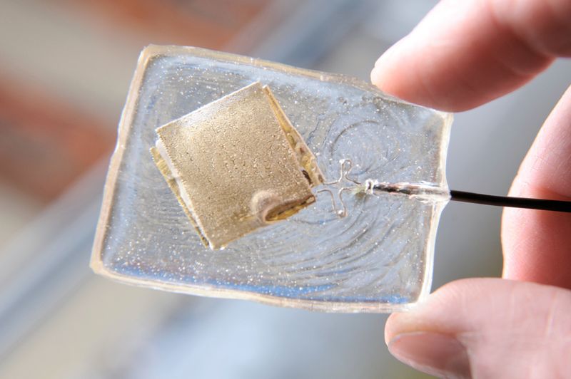 In Spezialglaslot eingeschmolzener Ultraschallwandler, der mit Edelmetallen elektrisch kontaktiert ist und durch Aufschmelzen des Glases auf heißgehende Metallrohre angebracht werden kann. (Bild: Knud Dobberke für Fraunhofer ISC)