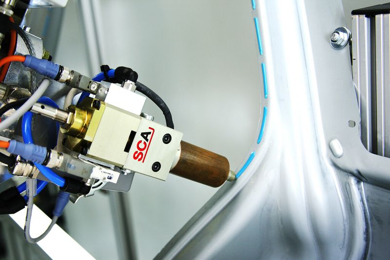 Steppnaht für Strukturklebenähte am Karosserierahmen und im Motorbereich. (Bild: SCA Schucker)