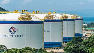 Die vier LNG-Tanks im chinesischen Shenzen wurden Ende 2015 in Betrieb genommen. Die salzhaltige Luft in Küstennähe stellt besondere Anforderungen an die Verarbeitung der Krantechnik. (Bild: Stahl Crane Systems)