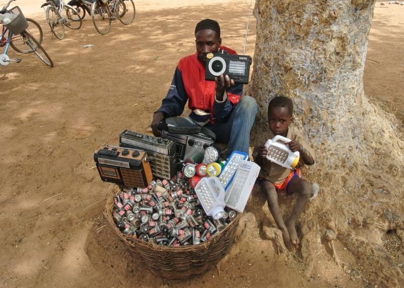Eine Familie von 20 bis 25 Personen verbraucht in Burkina Faso für ihre Kleingeräte jährlich 900 bis 1100 Einwegbatterien, ein ganzes Dorf ca. 78.000 Zellen. (Bild: Ansmann)