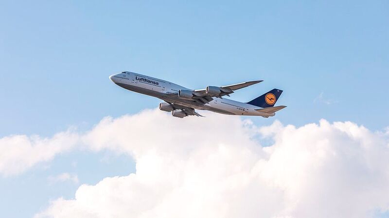Neue Vertriebswege dank Open API
Convenience ist einer der Schlüsselfaktoren für erfolgreichen E-Commerce – das gilt für B2C und B2B gleichermaßen. Je weniger die Kunden bei ihrem Shopping-Erlebnis unterbrochen werden, desto besser. Das hat die Lufthansa erkannt und die Lufthansa Open API ins Leben gerufen. Damit ist es beispielsweise Konzertkarten-Anbietern möglich, mit dem Verkauf eines Tickets gleich den passenden Flug über Lufthansa oder eine der Tochtergesellschaften anzubieten.  (Lufthansa)