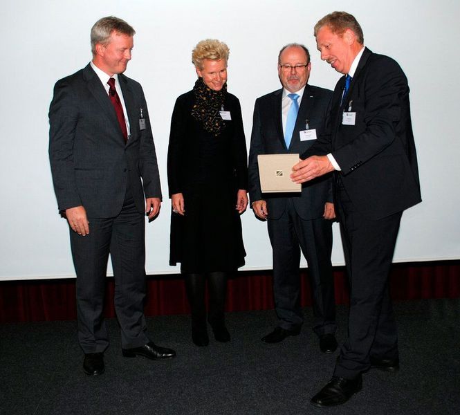 So war es 2014: Harald Goetz, Vorsitzender des Industrieverbandes Feuerverzinken überreichte den Innovationspreis Feuerverzinken  an Josef Einhaus, Bereichsleiter Deges, Ines Nordhaus, Projektleiterin Deges und Dr. Stefan Franz, Abteilungsleiter Deges (von links). (Bild: Industrieverband Feuerverzinken)