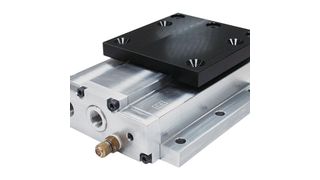 Der pneumatische Teileförderer von Strack Norma: Eine widerstandsfähige und platzsparende Alternative zu Förderbändern. (Strack Norma)