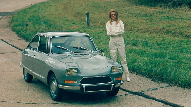 Der kompakte Citroën M 35 testete 1969 neue Technologien. Es war ein Prototyp zur Erprobung des Wankelmotors. Das Fahrzeug wurde von Ende 1969 bis zum Frühjahr 1971 gebaut und an Vielfahrer in Frankreich verkauft. Ursprünglich sollten 500 Fahrzeuge gebaut werden, es entstanden aber nur 267 Exemplare. Der M35 war vom Citroën Ami 8 abgeleitet, das Fahrgestell aber für die hydropneumatische Federung erheblich modifiziert worden.  (Bild: Citroen)