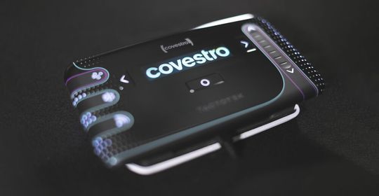 Die robuste Chemolyse kann Abfallströme mit mehr als 50 Prozent Polycarbonat-Anteil erfolgreich in Monomere recyceln und schließt so den Kreislauf zu einem direkten Vorprodukt. Dieses kann für Produkte auch mit hohen Reinheitsansprüchen eingesetzt werden.(Bild:  @Covestro)