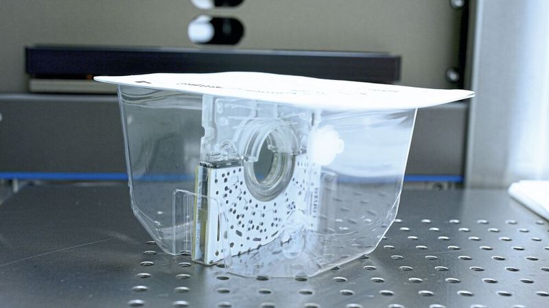 Das Lonza-Bauteil wird mit einer Folie verblistert und so vor Kontaminationen geschützt.  (Bild: Rodinger Kunststoff-Technik GmbH)