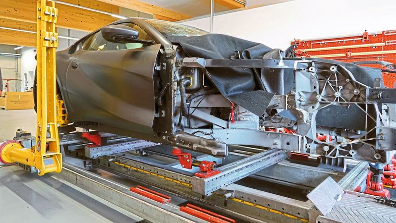 Der Ferrari 812 Superfast hat vorn rechts einen Leitplankeneinschlag erlitten. Umfang und Höhe des Schadens erschließen sich erst nach der teilweisen Zerlegung des Fahrzeugs.(Bild:  Diehl – VCG)