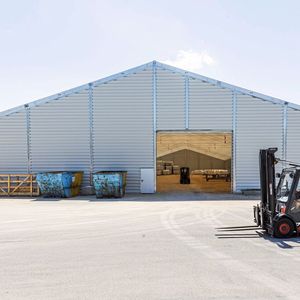 Eine Aluminiumhalle von Herchenbach vereint kurzfristige Verfügbarkeit mit einem hohen Maß an Flexibilität; je nach Anforderung wird der Bau als ungedämmte Kalthalle oder als isolierte Halle errichtet.(Bild:  Herchenbach Industrial Buildings)
