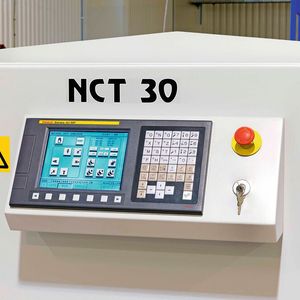 Das Bedienfeld des T-Modells basiert auf einer Fanuc-CNC mit spezieller HMI.(Bild:  Water Jet Sweden)