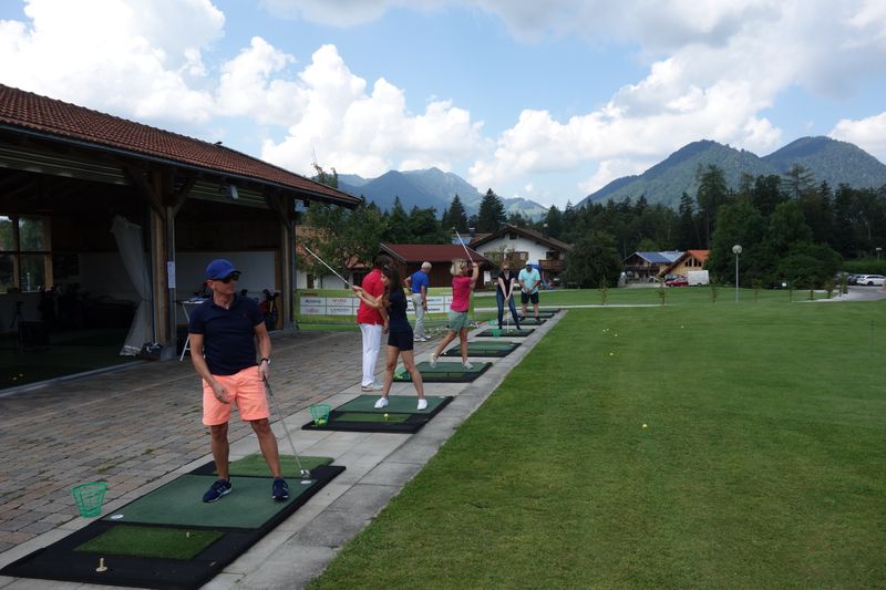 Ob es auf den perfekten Hüftschwung ankommt, erklärt euch der Trainer Eugen! (Bild: IT-BUSINESS)