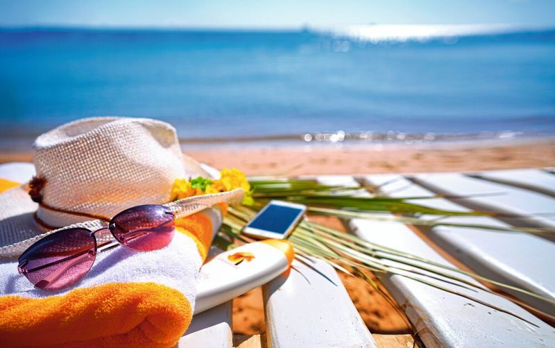 Handy richtig lagern: Am wohlsten fühlt sich das Smartphone bei Raumtemperatur. Gerade auf dem Armaturenbrett im Auto oder ungeschützt auf dem Handtuch in der Mittagssonne kann es aber schnell heißer werden. Auch die Hosentasche empfiehlt sich wegen der zusätzlichen Körperwärme nicht. Gut aufgehoben ist das Smartphone beispielsweise in einem Rucksack oder abgedeckt mit einem Tuch. (Bild: Laura Pashkevich - stock.adobe.com)