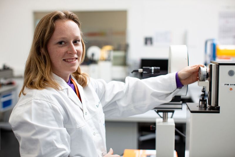 Kalibrierung im Labor: Perschmann Calibration ist entsprechend DIN EN ISO/IEC 17025 akkreditiert für dimensionelle, mechanische, elektrische und thermodynamische Messgrößen sowie für Zeit und Frequenz. (Bild: Perschmann Calibration GmbH)