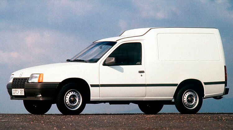 Der Kadett E diente auch als Basis für den von Januar 1986 bis Juli 1994 produzierten Kastenwagen mit der Modellbezeichnung Opel Combo. Während der Lieferwagen die Form des Caravan hat, ist der Combo mit höherem Dach, längerem Radstand, Blattfederhinterachse und Hecktüren ein buchstäblicher „Kastenwagen“.  (Foto: Opel)