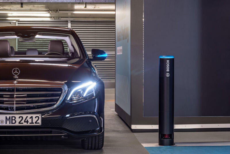 ... die den Fahrkorridor und dessen Umfeld überwachen und das Fahrzeug dadurch steuern. (Daimler)