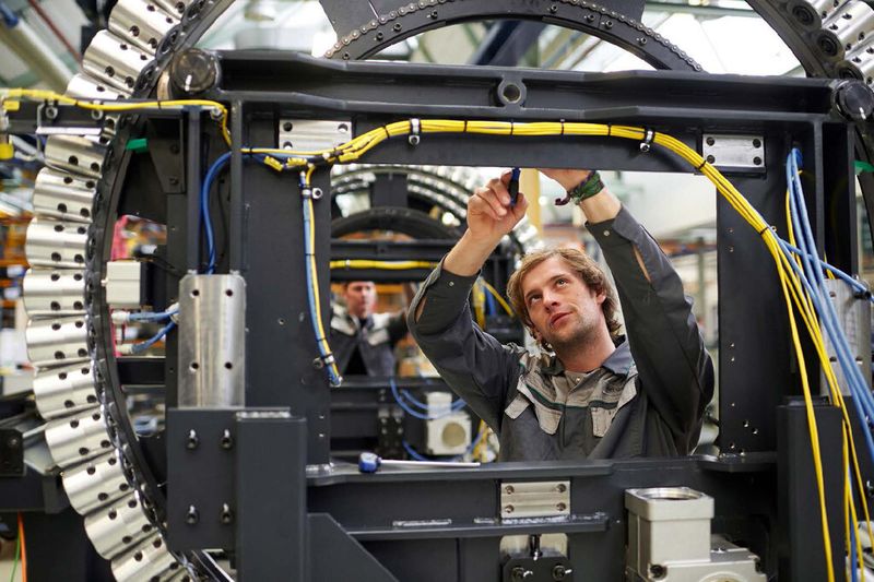 Im Produktionswerk von Großmaschinen in Pfronten montiert ein Industriemechaniker ein Werkzeugmagazin für die DMC 60 H linear. (Bild: DMG Mori Seiki)