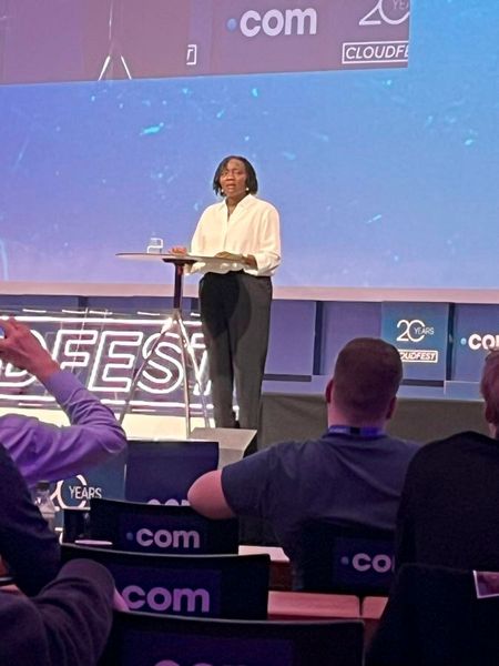 Starkes Finale: Dr. Auma Obama, Schwester des ehemaligen US-Präsidenten Barrack Obama und Gründerin der Sauti Kuu Foundation, in einem mitreißenden und wortgewandten Vortrag über Leadership und das Ändern der eigenen Perspektive auf die Möglichkeiten jedes Einzelnen. (Bild: Elke Witmer-Goßner)